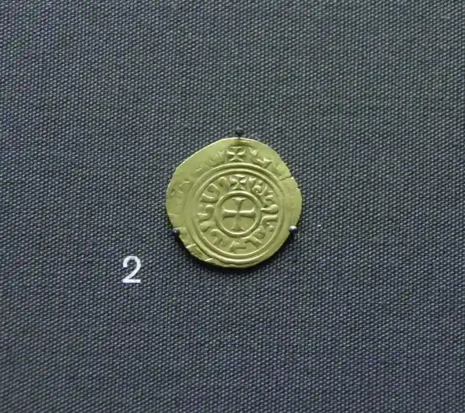 Cross inside a circle with Arabic inscription on a gold bezant coin